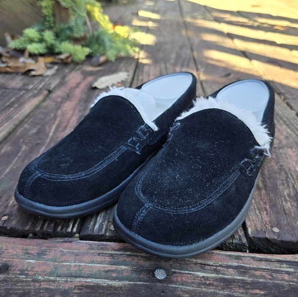 Vionic Womens Lynez, Comfy Faux Fur, Cozy Black Suede Slippers, Size 8.5